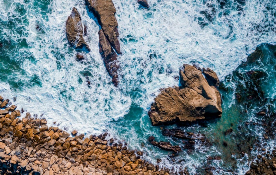 Waves crashing on rocks