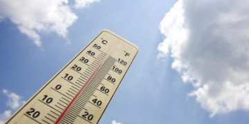 thermometer showing summer heat