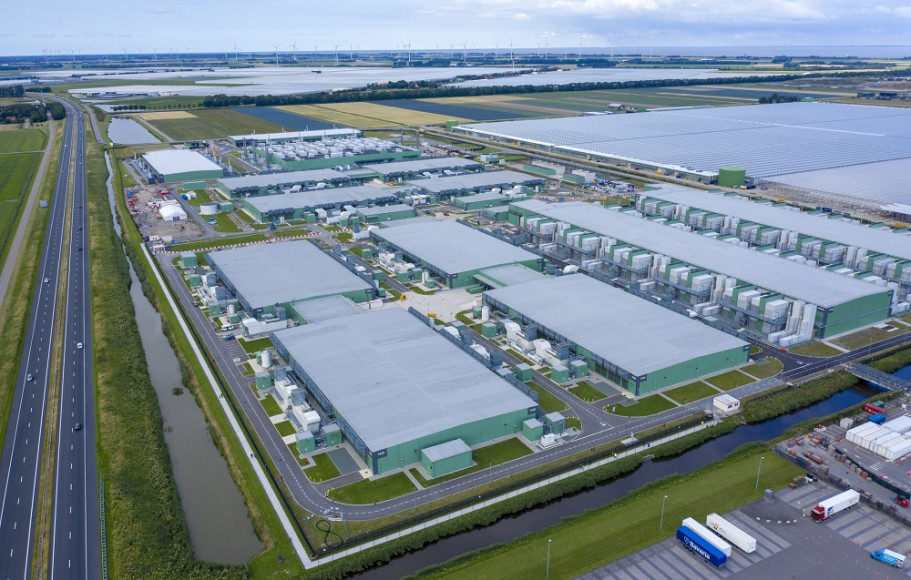 Saving Water from the Digital Cloud: the Water-Energy Nexus in Data Centers 
